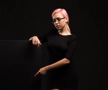 Sunu gösterilen, afiş üzerinde işaret eden genç seksi kadın