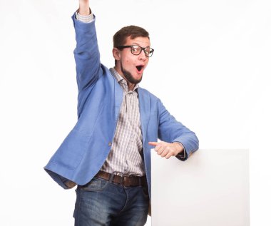 Sunu gösterilen, afiş üzerinde işaret mutlu delikanlı