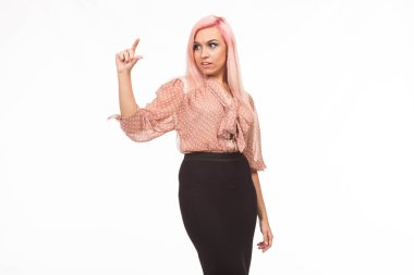 Genç kadın eller tarafından gösterilen şaşırttı