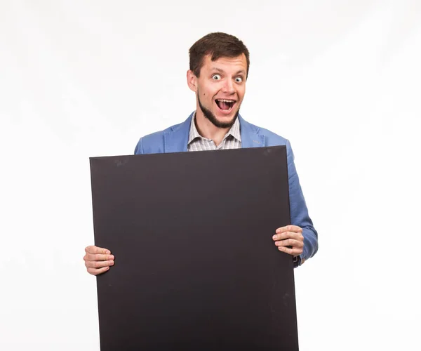 Joven hombre feliz mostrando la presentación, señalando en el cartel —  Fotos de Stock