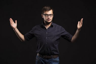 Kendine güvenen delikanlı eller tarafından gösterilen