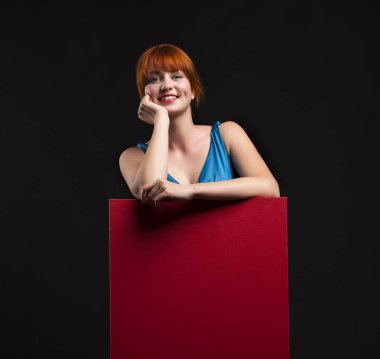 Sunu gösterilen, afiş üzerinde işaret mutlu kadın