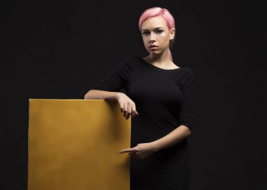 Sunu gösterilen, afiş üzerinde işaret eden genç seksi kadın