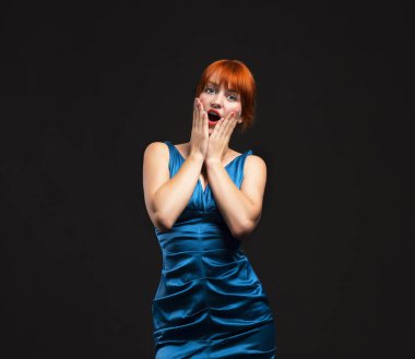 Genç kadın eller tarafından gösterilen şaşırttı