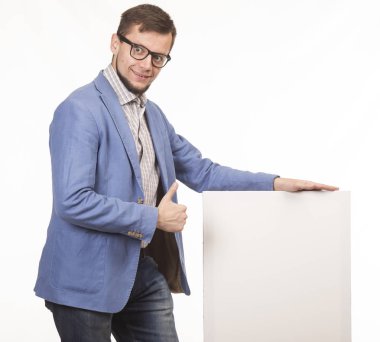 Sunu gösterilen, afiş üzerinde işaret kendine güvenen delikanlı