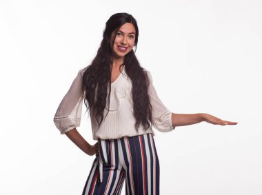 Mutlu kadın eller tarafından gösterilen