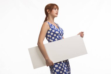 Sunu gösterilen, afiş üzerinde işaret eden genç dalgın kadın