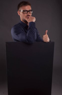 Sunu gösterilen, afiş üzerinde işaret dalgın delikanlı