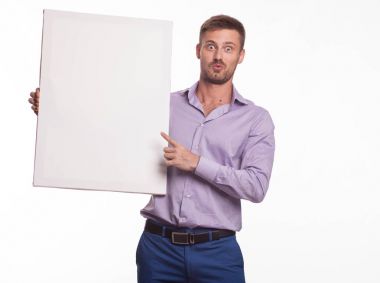 Genç sunu gösterilen, afiş üzerinde işaret eden adam şaşırttı