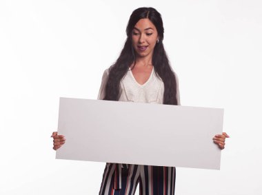 Sunu gösterilen, afiş üzerinde işaret eden kadın genç şaşırttı