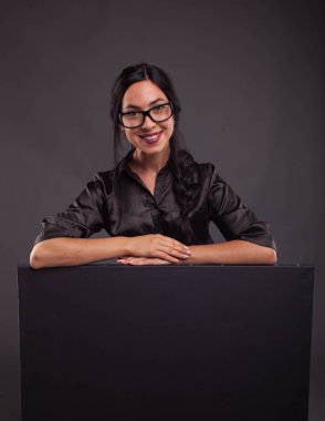 Sunu gösterilen, afiş üzerinde işaret mutlu kadın