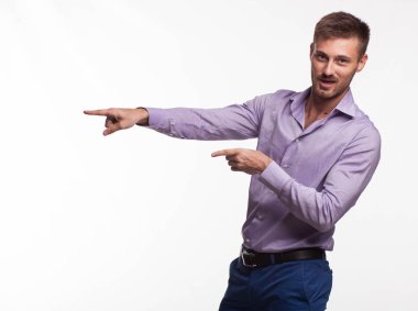 Eller tarafından gösterilen genç şaşırmış adam