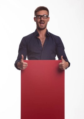 Genç sunu gösterilen, afiş üzerinde işaret eden adam şaşırttı