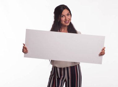 Sunu gösterilen, afiş üzerinde işaret mutlu kadın