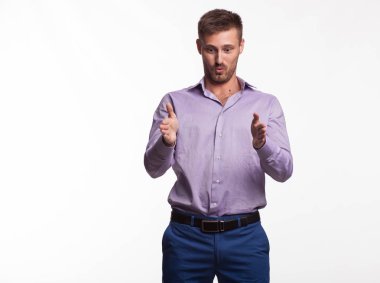 Eller tarafından gösterilen genç şaşırmış adam