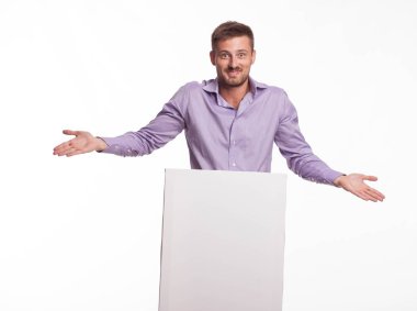 Sunu gösterilen, afiş üzerinde işaret oynak delikanlı