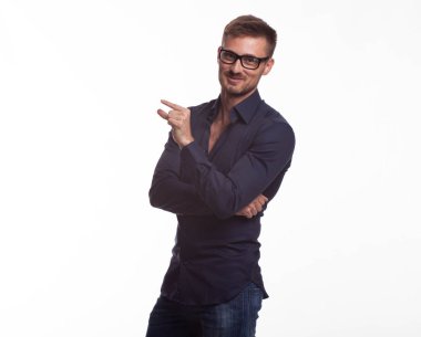 Şaka delikanlı eller tarafından gösterilen