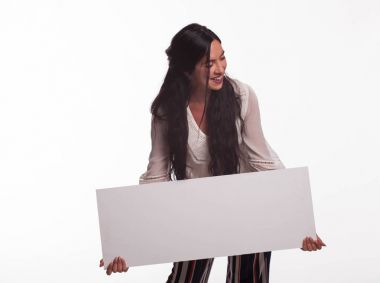 Sunu gösterilen, afiş üzerinde işaret eden genç oynak kadın