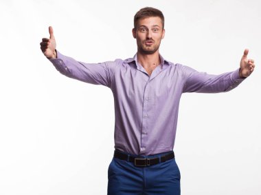 Eller tarafından gösterilen genç şaşırmış adam