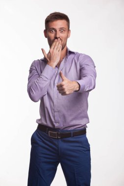 Eller tarafından gösterilen genç şaşırmış adam