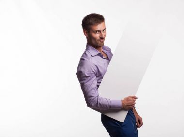 Sunu gösterilen, afiş üzerinde işaret oynak delikanlı