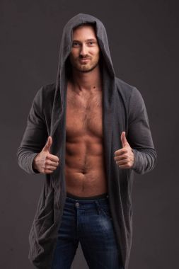 Eller tarafından gösterilen genç seksi adam