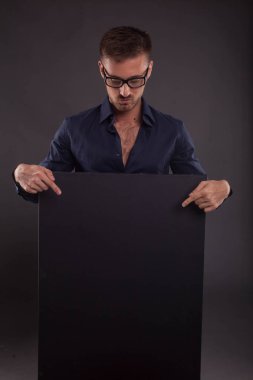 Sunu gösterilen, afiş üzerinde işaret kendine güvenen delikanlı