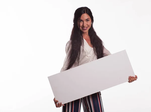 Молодая счастливая женщина показывает презентацию, указывая на плакат — стоковое фото