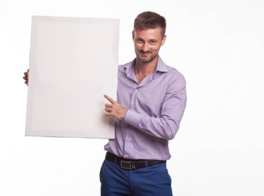 Sunu gösterilen, afiş üzerinde işaret oynak delikanlı