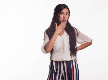 Genç kadın eller tarafından gösterilen şaşırttı