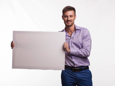 Sunu gösterilen, afiş üzerinde işaret eden adam genç sevindim