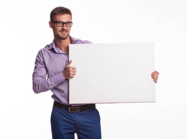 Sunu gösterilen, afiş üzerinde işaret eden genç seksi adam