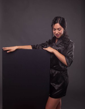 Sunu gösterilen, afiş üzerinde işaret eden genç kendine güvenen kadın