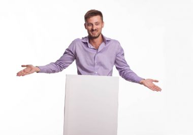 Sunu gösterilen, afiş üzerinde işaret oynak delikanlı