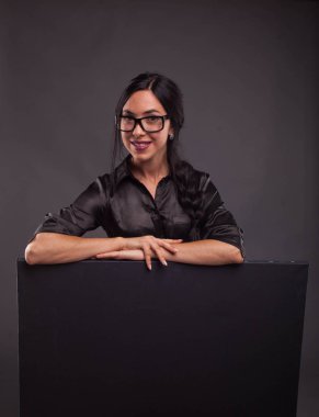 Sunu gösterilen, afiş üzerinde işaret mutlu kadın