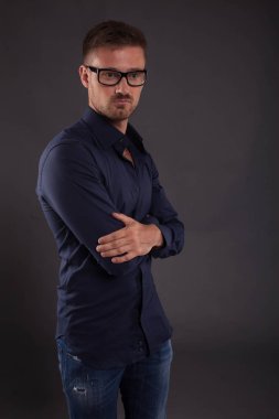 Kendine güvenen delikanlı eller tarafından gösterilen