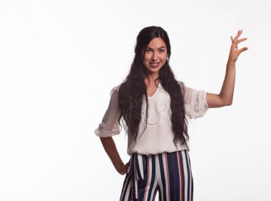 Mutlu kadın eller tarafından gösterilen