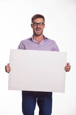 Sunu gösterilen, afiş üzerinde işaret mutlu delikanlı