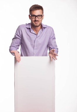 Genç sunu gösterilen, afiş üzerinde işaret eden adam şaşırttı