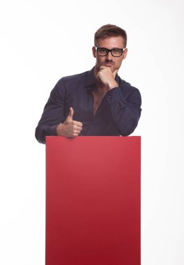 Sunu gösterilen, afiş üzerinde işaret kendine güvenen delikanlı