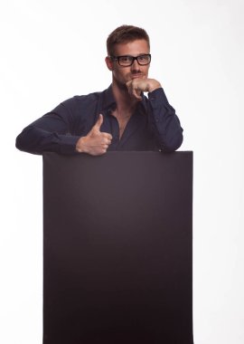 Sunu gösterilen, afiş üzerinde işaret kendine güvenen delikanlı