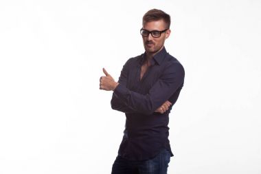 Şaka delikanlı eller tarafından gösterilen