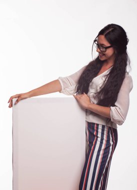 Sunu gösterilen, afiş üzerinde işaret eden genç şaka kadın