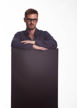 Sunu gösterilen, afiş üzerinde işaret kendine güvenen delikanlı