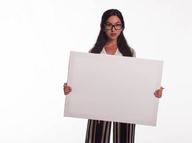 Sunu gösterilen, afiş üzerinde işaret eden genç kendine güvenen kadın