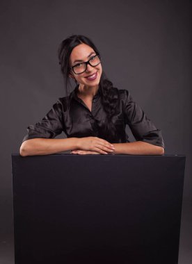 Sunu gösterilen, afiş üzerinde işaret mutlu kadın