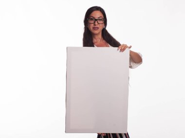 Sunu gösterilen, afiş üzerinde işaret eden genç kendine güvenen kadın