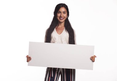 Sunu gösterilen, afiş üzerinde işaret mutlu kadın