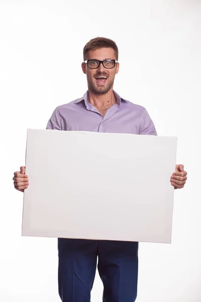 Jovem homem feliz mostrando apresentação, apontando no cartaz — Fotografia de Stock