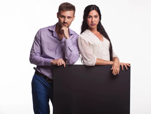 Giovane coppia sexy mostra presentazione puntando cartello — Foto Stock